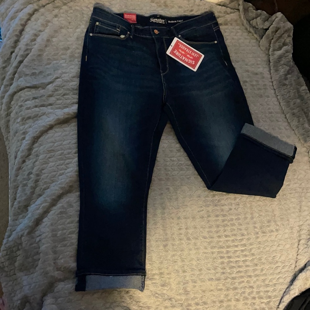 Signature Levi Capri Pants. Size 14.
